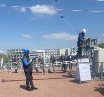 Zwei Männer führen das Traversale Seilgeländer bei der BG Etem vor.