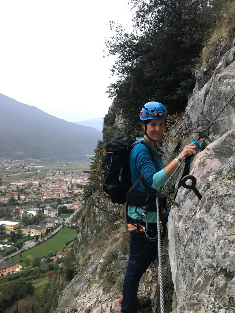 Eine Frau beim Klettern am Felsen